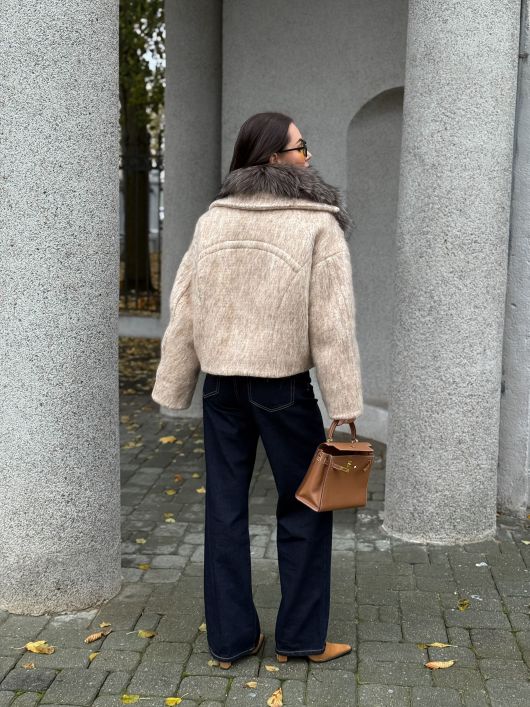 Бомбер укороченный с мехом лисы, бежевый