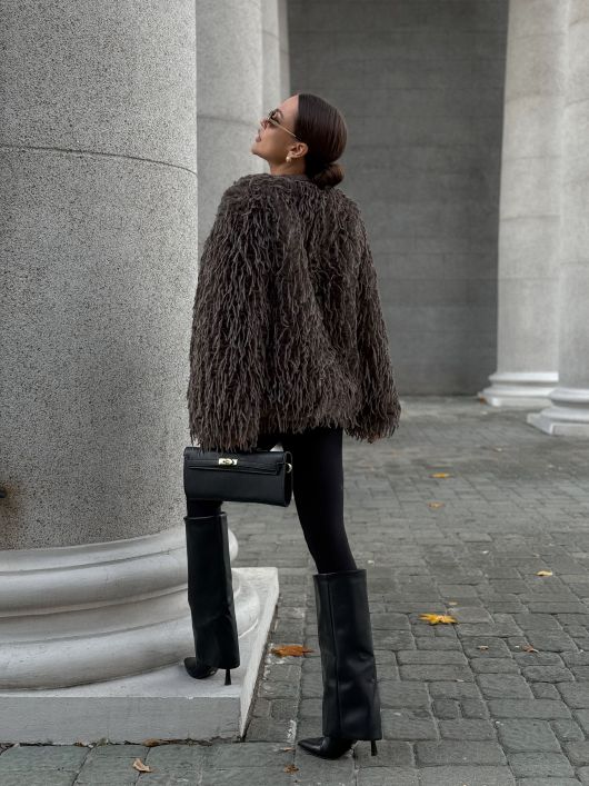 Бомбер укороченный с перьями, шоколадный