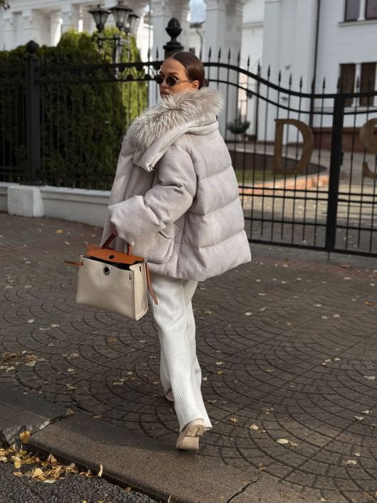 Пуховик с мехом лисы из мохера, белый