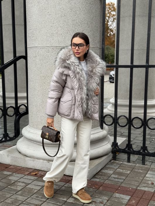 Пуховик укороченный с мехом лисы, пудровый