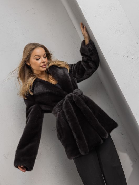 Шубка "волк" в средней длине, черный