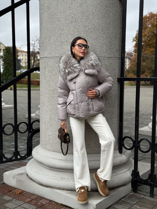 Пуховик укороченный с мехом лисы, пудровый