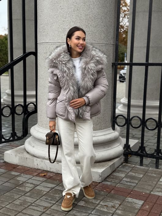 Пуховик укороченный с мехом лисы, пудровый