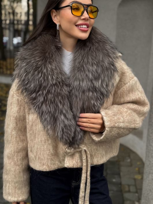 Бомбер укороченный с мехом лисы, бежевый