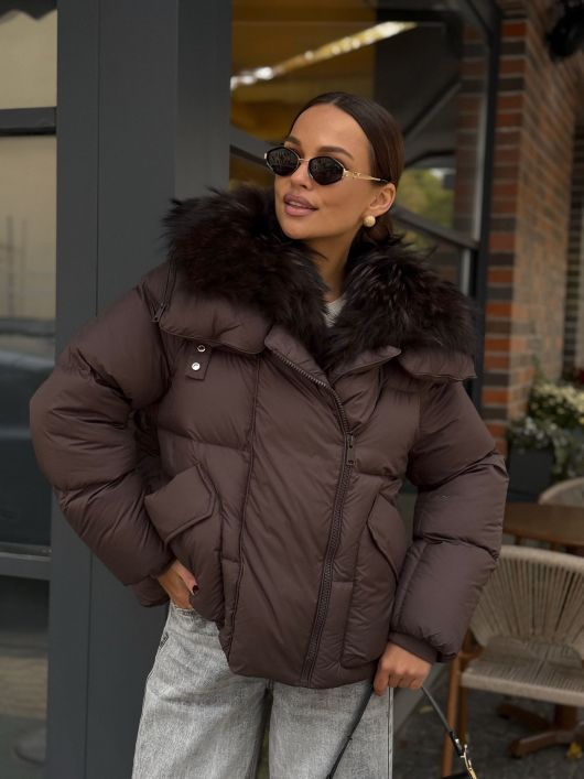 Пуховик укороченный с мехом лисы, шоколадный