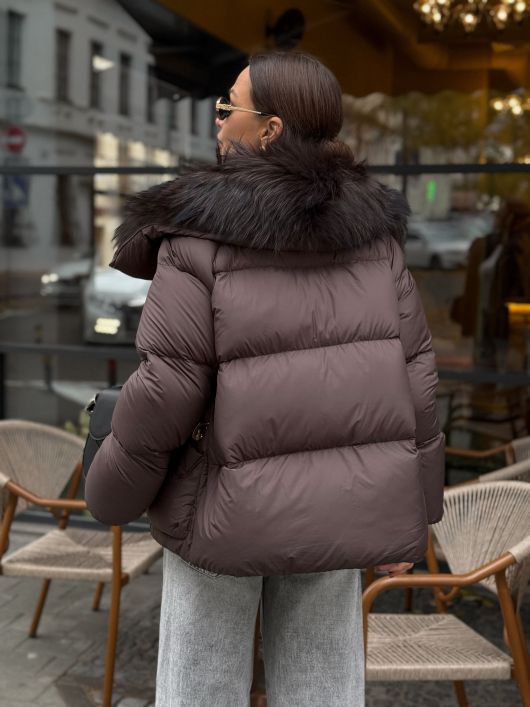 Пуховик укороченный с мехом лисы, шоколадный