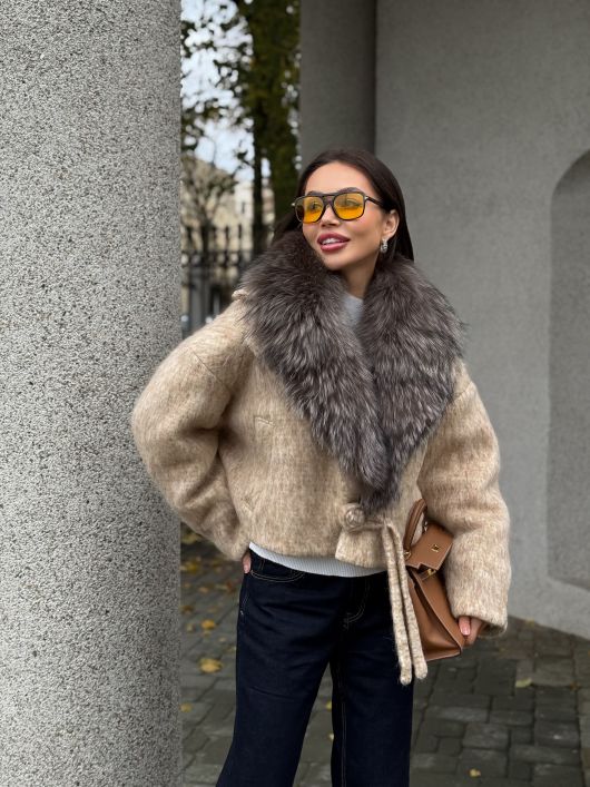 Бомбер укороченный с мехом лисы, бежевый