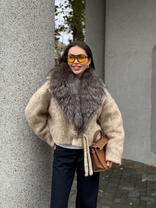 Бомбер укороченный с мехом лисы, бежевый