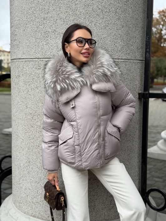 Пуховик укороченный с мехом лисы, пудровый