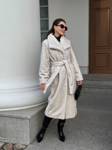 Шубка "волк" с широким воротом, белый