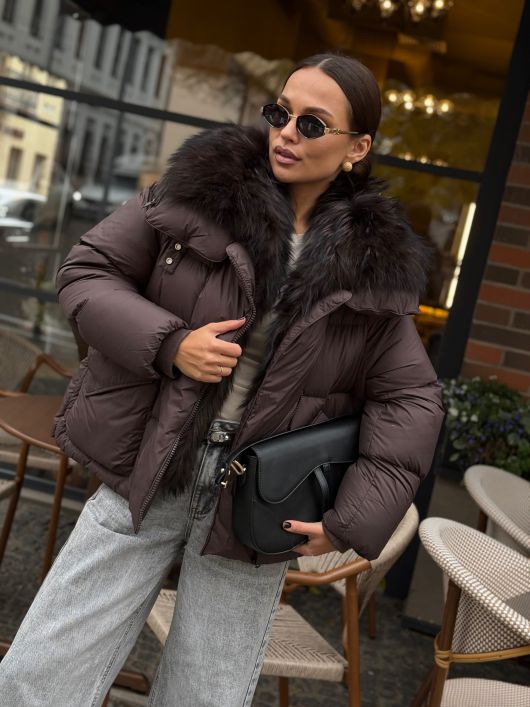 Пуховик укороченный с мехом лисы, шоколадный