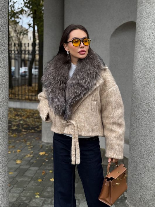 Бомбер укороченный с мехом лисы, бежевый