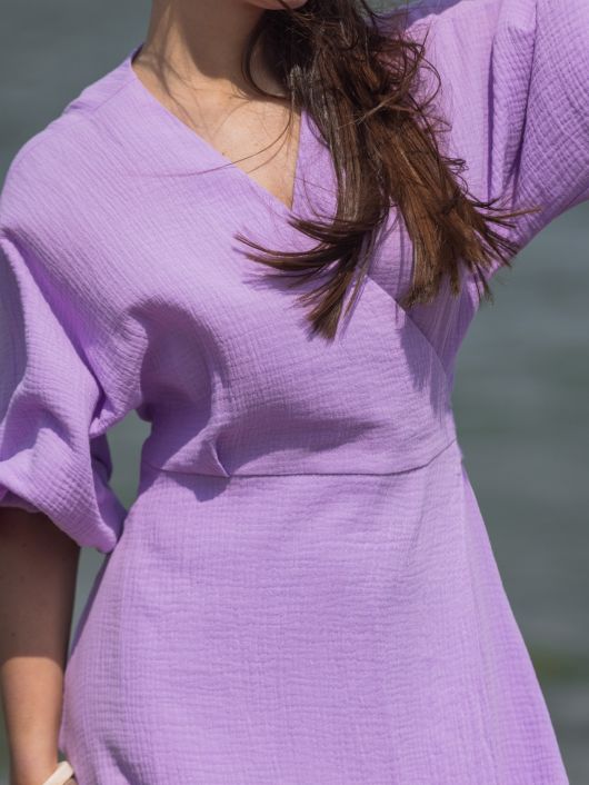 Платье из муслина с поясом, фиолетовый