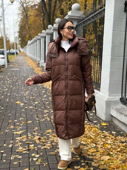 Пуховик в длине с капюшоном и магнитами, шоколадный