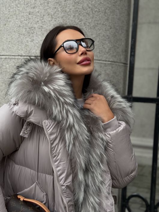 Пуховик укороченный с мехом лисы, пудровый