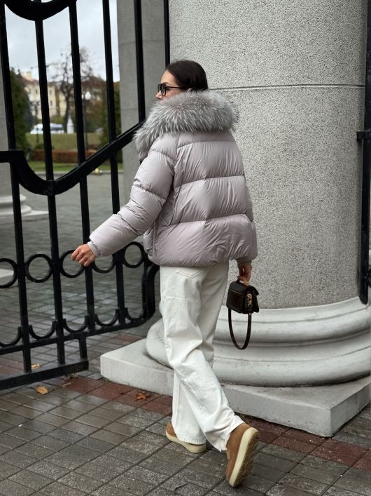 Пуховик укороченный с мехом лисы, пудровый