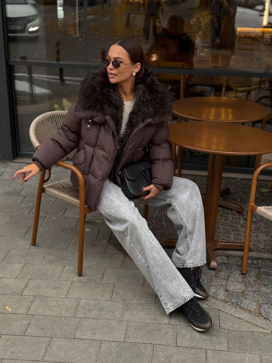 Пуховик укороченный с мехом лисы, шоколадный