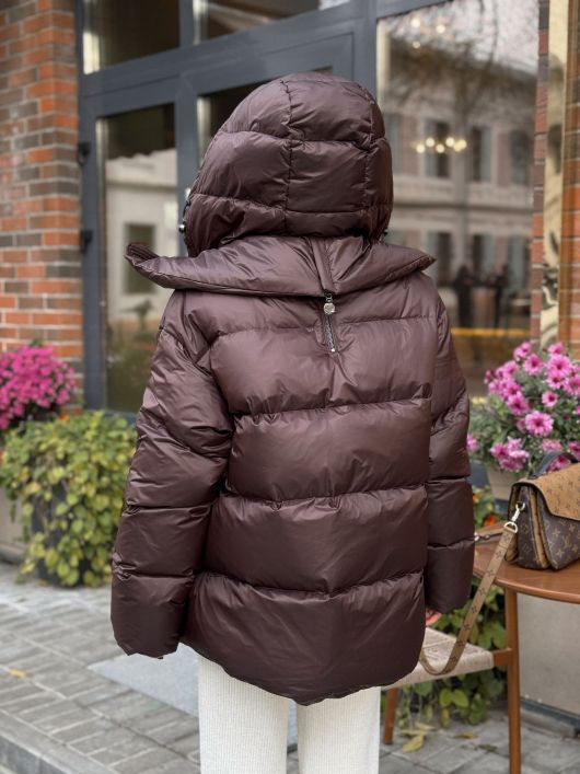 Пуховик укороченный с капюшоном, шоколадный