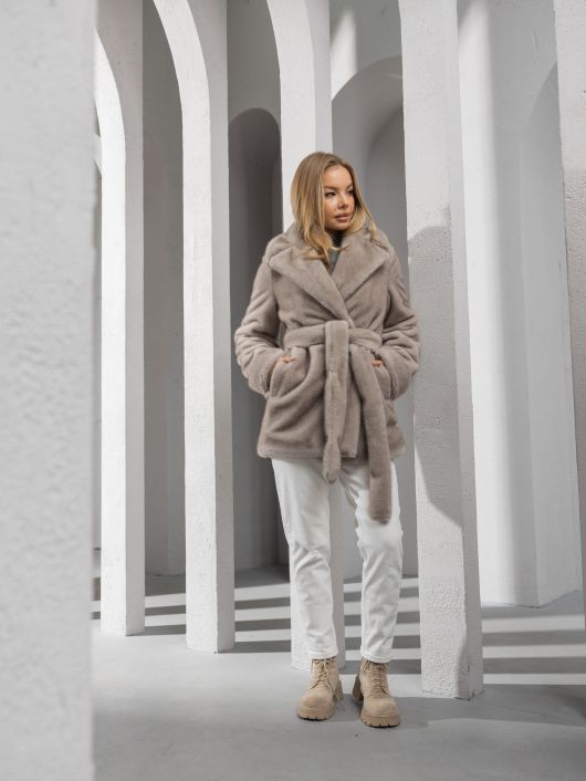 Шубка "волк" в средней длине, серый