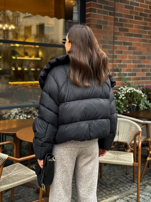 Пуховик укороченный с воротником-стойкой, черный