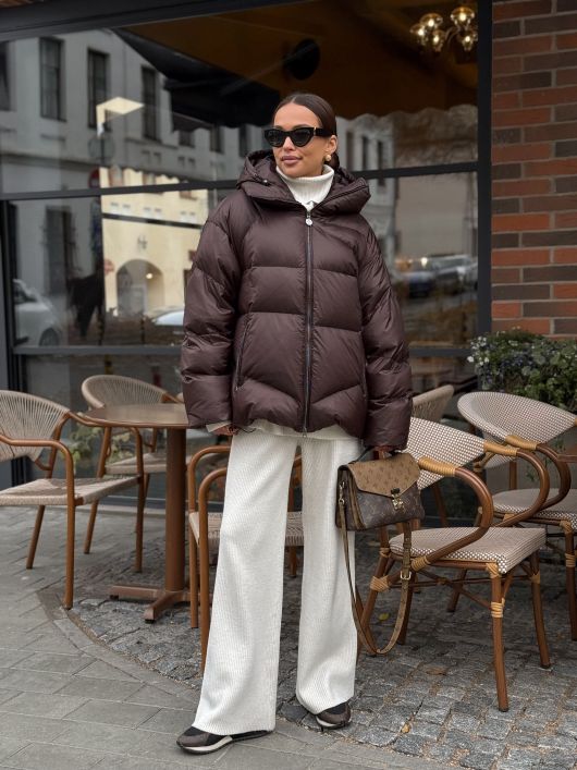 Пуховик укороченный с капюшоном, шоколадный