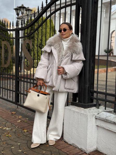 Пуховик с мехом лисы из мохера, белый