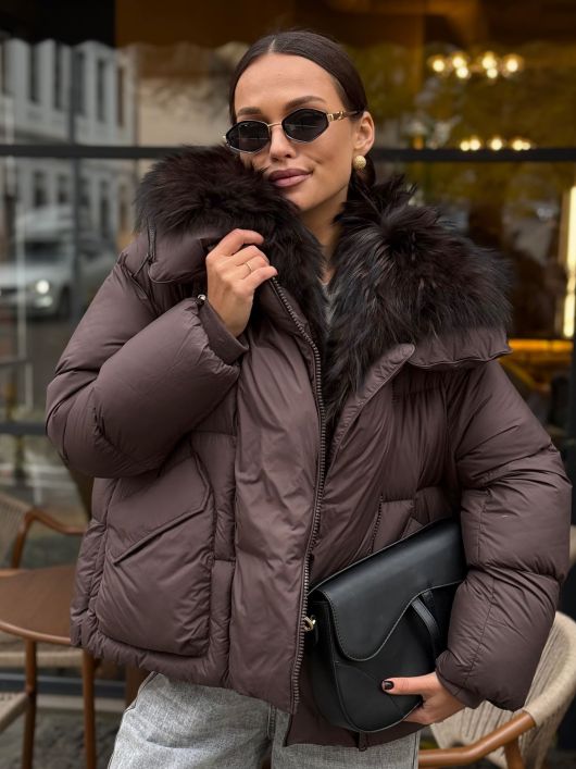 Пуховик укороченный с мехом лисы, шоколадный