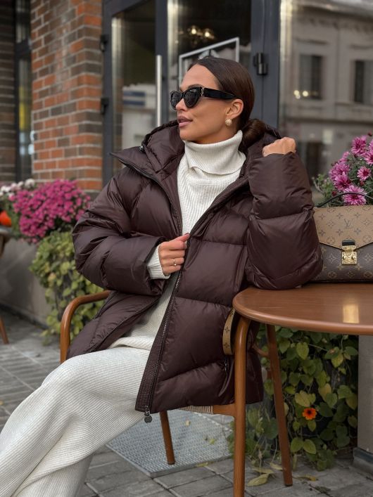 Пуховик укороченный с капюшоном, шоколадный