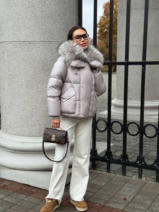 Пуховик укороченный с мехом лисы, пудровый